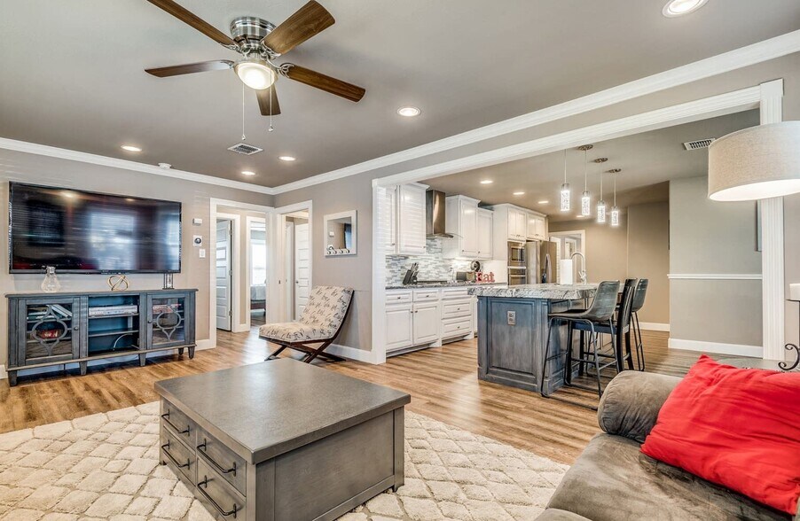 Building Photo - 730 S Mesquite Ave