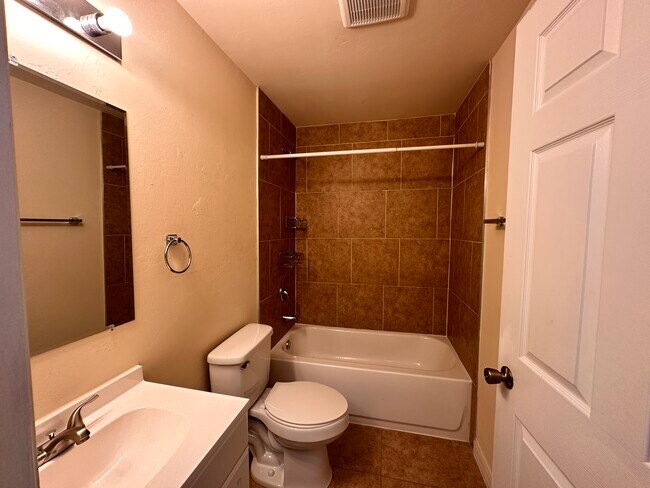 Building Photo - 146 SW 47th Terrace