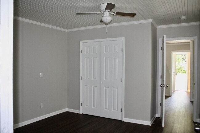 Building Photo - Gay 841-843