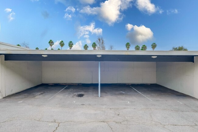 Building Photo - 633 W Hyde Park Blvd
