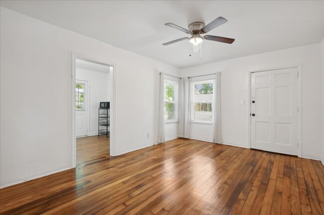 Building Photo - Cozy Duplex Unit with Fully Fenced Back Yard