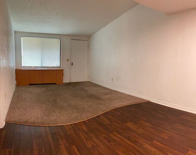Building Photo - Great Location! Great Price! Call for Spec...