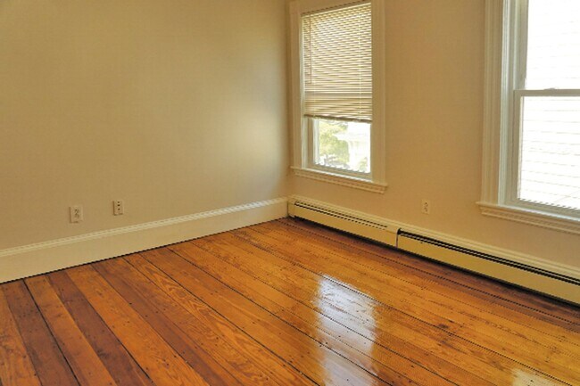Building Photo - 9/1 Spacious, sunny 3BR/2BA, w/d in unit