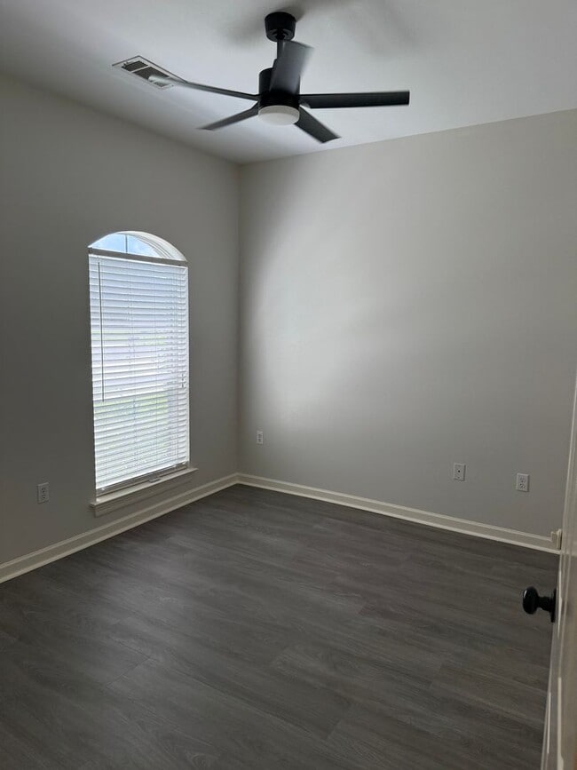 Building Photo - 3BD 2BA House on Nicholson Lakes Subdivision