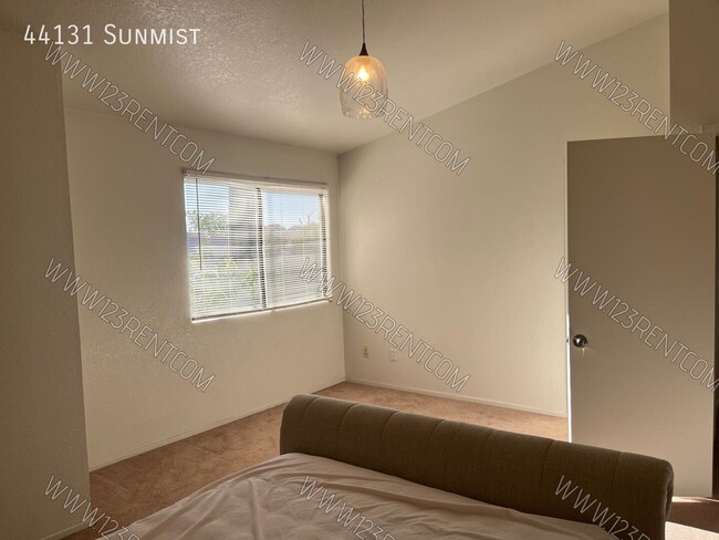 Building Photo - 44131 Sunmist-