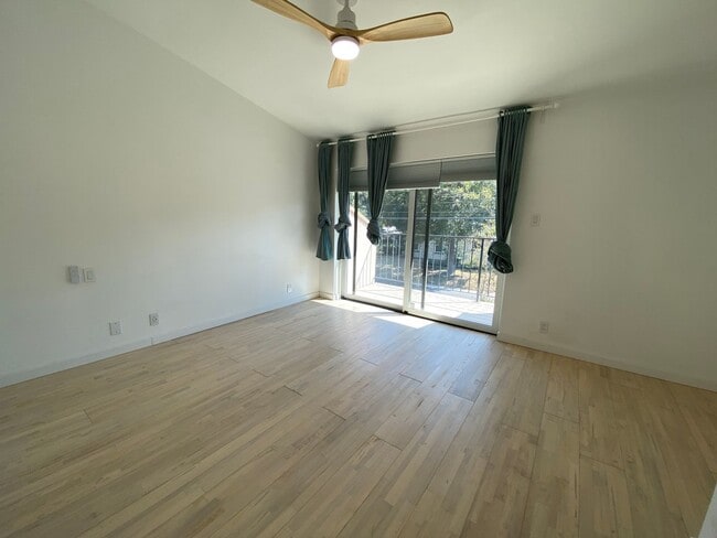 Building Photo - Alamo Heights Gem ~  2 / 2.5 Multi-Level C...