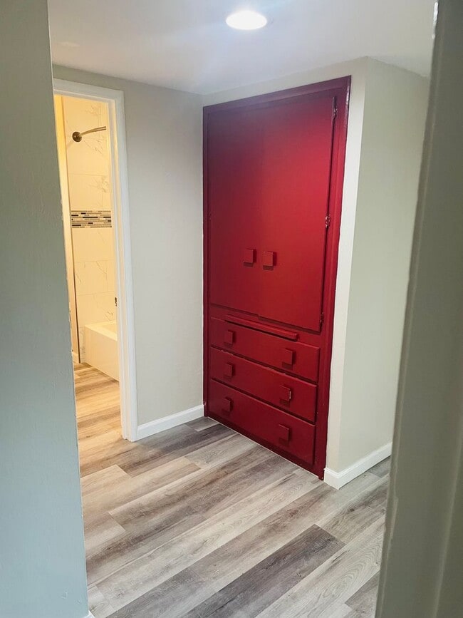 Building Photo - Renovated 2bed/1bath Duplex