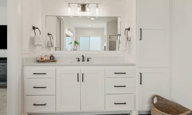 Building Photo - Gorgeous 4 bedroom & 4 Bath Luxury Home in...