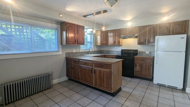 Primary Photo - 2 Silver Pl