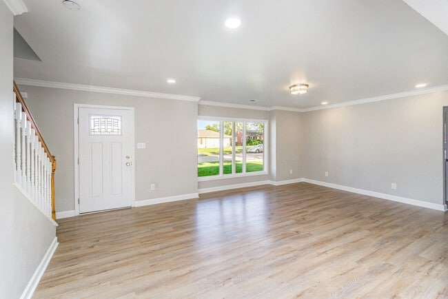 Building Photo - 358 Sheridan Dr