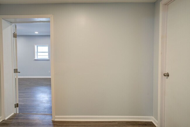 Building Photo - Very nice 4 bed 3 and a half bath home close to Boone Lake