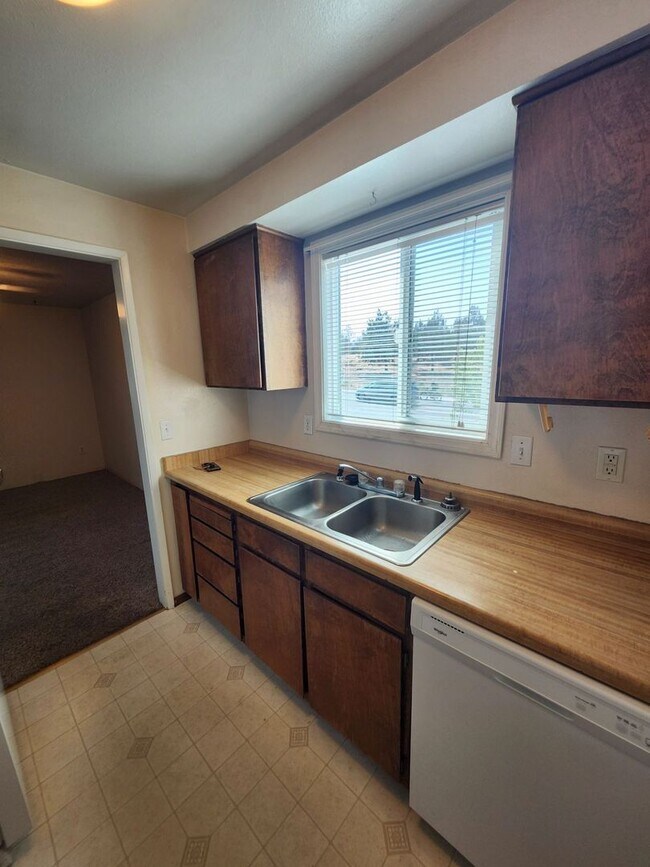 Building Photo - 2 Bed/1 Bath Apartment in NE Bend - Wichita Way