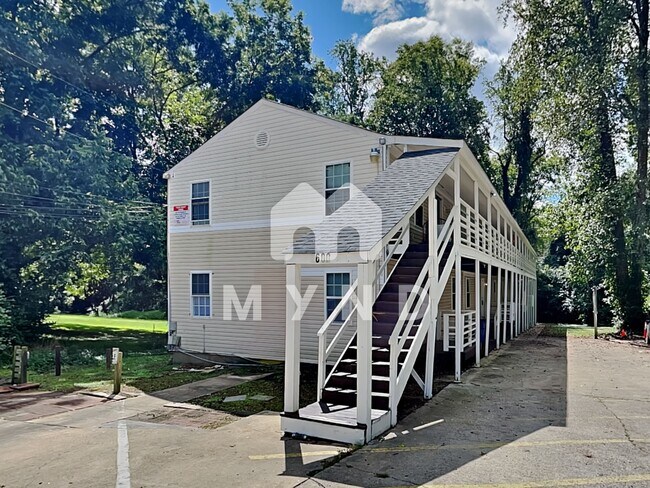 Primary Photo - 1600 Poole Rd Unit B