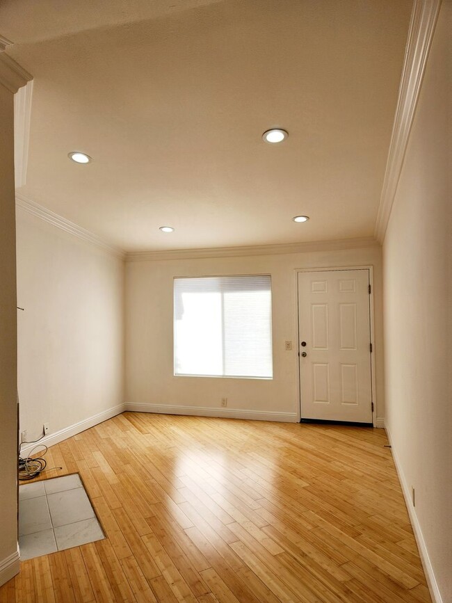 Building Photo - North Park 2bed 2bath, wood flooring, upst...