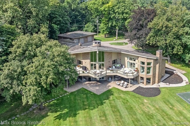 Building Photo - 3333 W Shore Dr