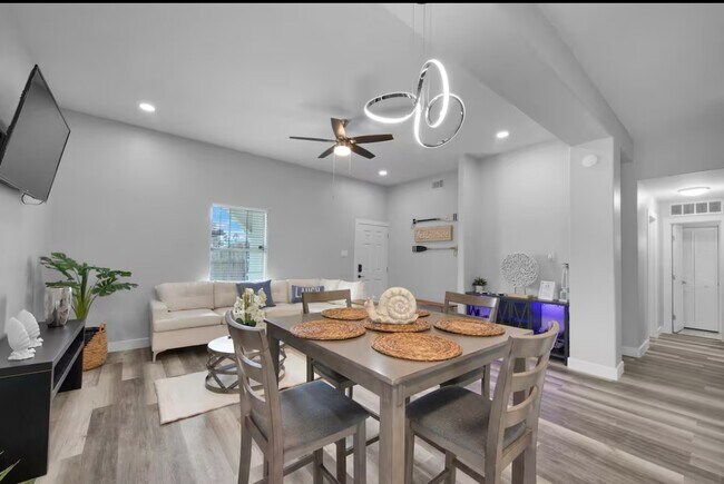 Building Photo - 102 W Corral St