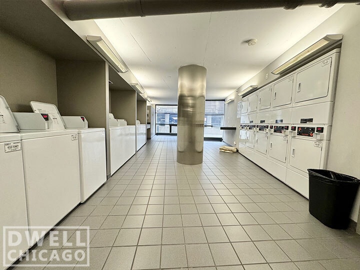 Building Photo - 2600 N Clark St