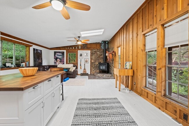Building Photo - 2 Bedroom 1 Bath Home Next To Boulder Creek!