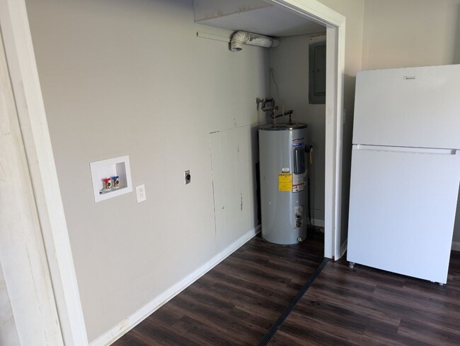 Building Photo - Spacious 2-Bedroom, 1-Bath Apartment Near Karns – Quiet Living with a Large Yard