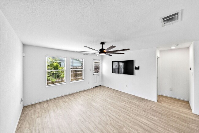 Building Photo - UP TO 1 MONTH FREE RENT!!! No Stairs, No Carpet, No Compromises.