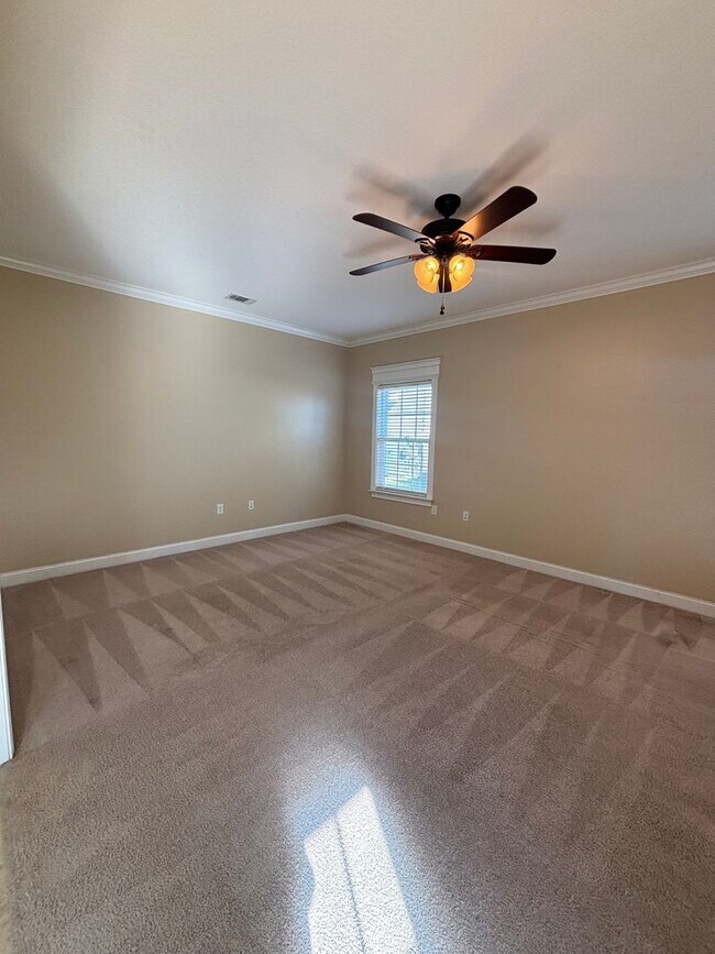 Building Photo - AVAILABLE NOW!