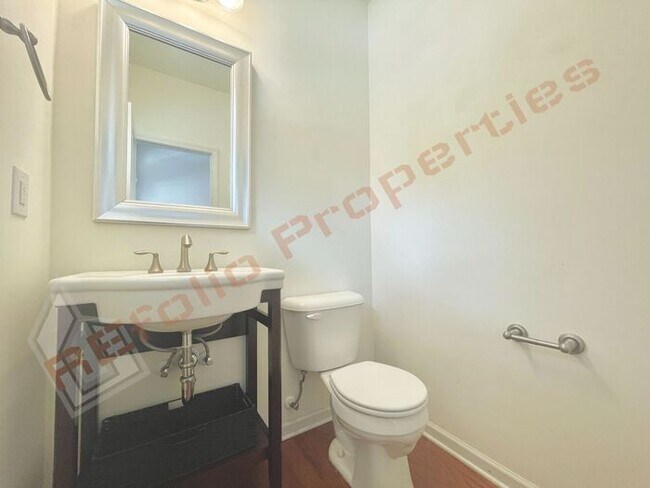 Building Photo - Beautiful 2 Story 3 Bedroom End Unit Townh...