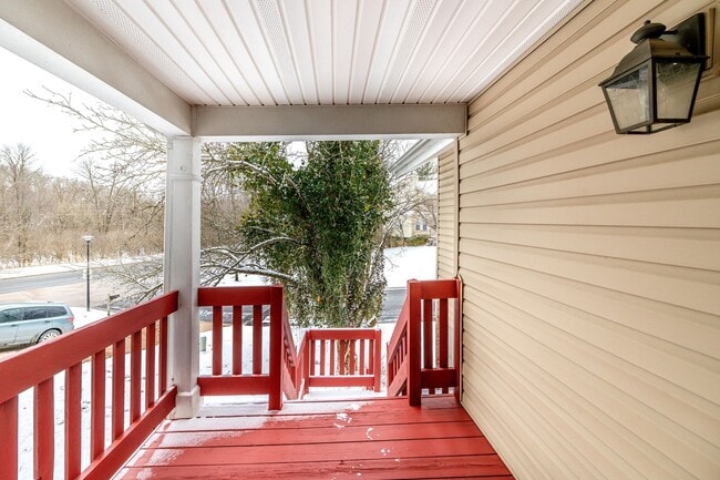 Building Photo - SPACIOUS 3 BEDROOM 2 BATH W/2 CAR GARAGE