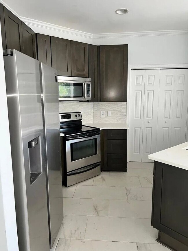 Building Photo - 2 Bed/ 2 Bath Condo located in one of Charlotte's most desired neighborhoods