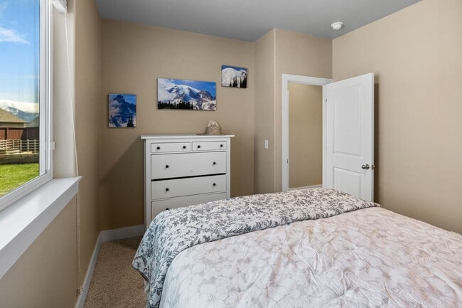 Building Photo - Gorgeous 4 Bedroom Home in Ryen Glenn