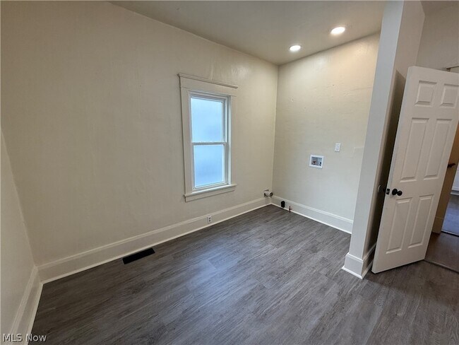 Building Photo - 210 Perry St