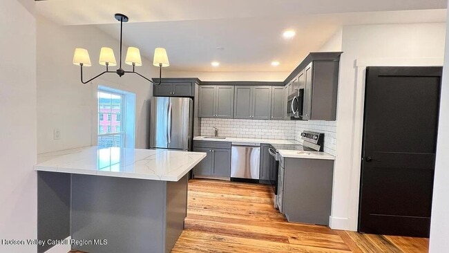 Building Photo - 406 Main St