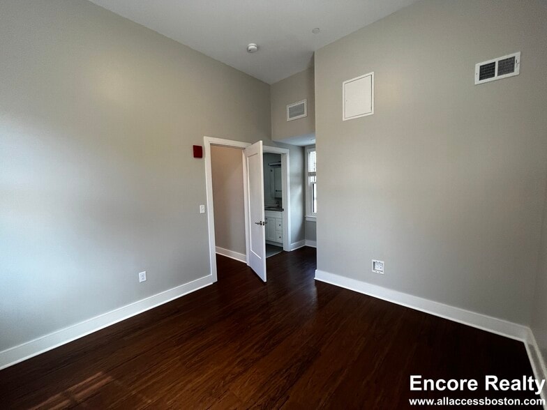 Building Photo - 39 Harvard Way