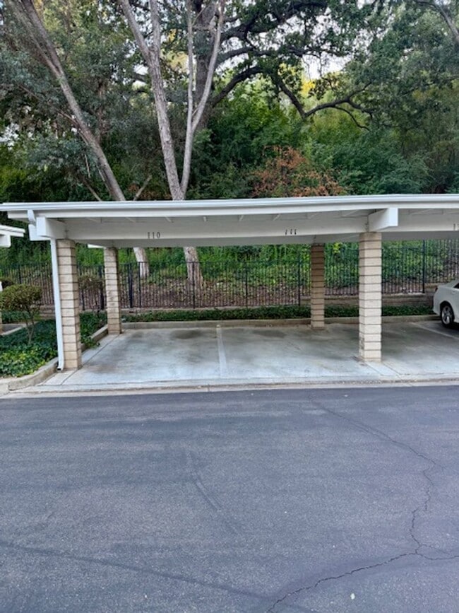 Building Photo - Beautiful Condo in Gated Community