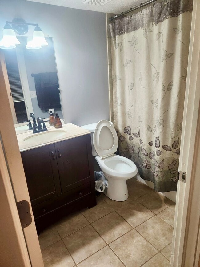 Building Photo - 4 Bed/2 Bathroom house in Farr West