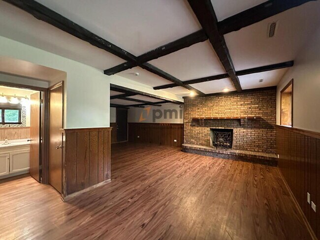 Building Photo - 334 Little John Dr
