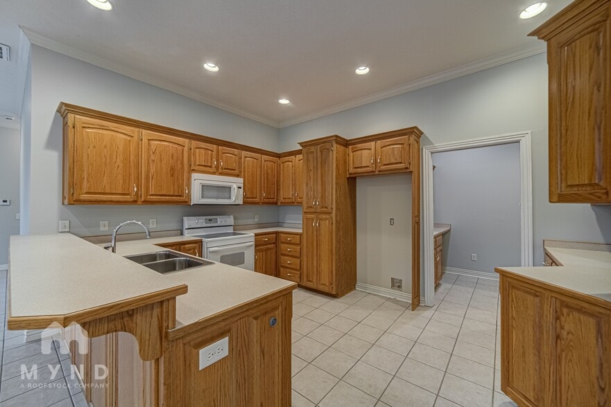 Building Photo - 3253 S Kickapoo Ave