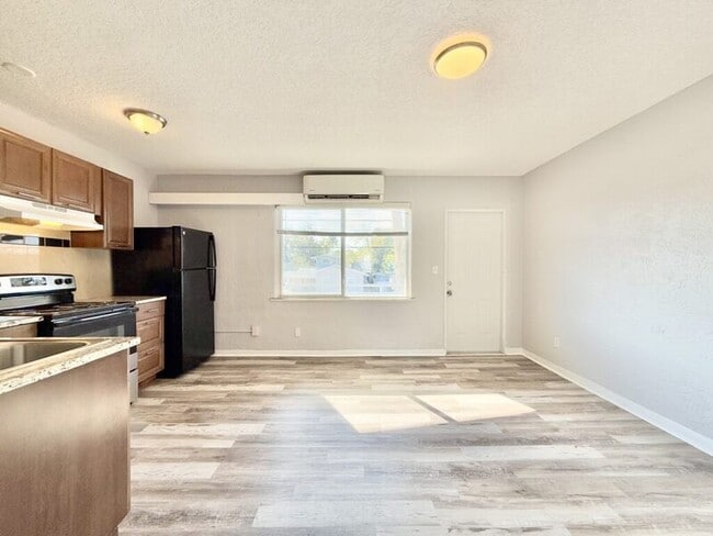 Building Photo - 551 N Ridgewood Ave