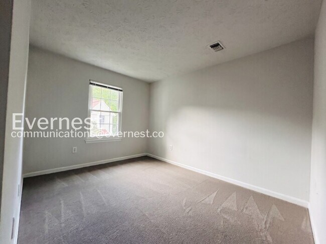 Building Photo - 3 Bed/2.5 Bath Townhome with Fenced Yard / Available Soon!