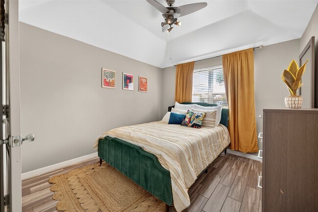 Building Photo - 5310 Holly View Dr