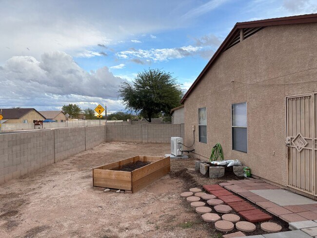 Building Photo - Charming 3 Bedroom 2 Bath Family Home! Must See! Move In Special!!