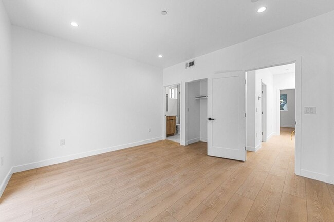 Building Photo - 1376 Edgecliffe Dr