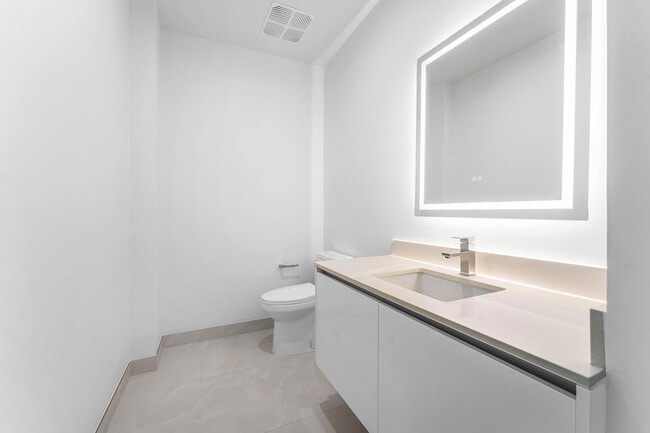 Building Photo - 220 Lake Shore Dr