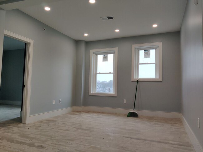 Building Photo - 3 bed 2 Bath on Washington Sq. Central Heat/AC, In-Unit Washer and Dryer, Steps from the T Stop