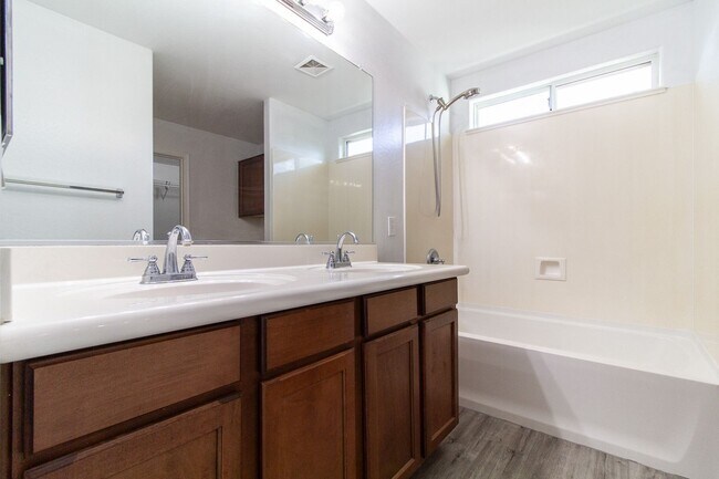 Building Photo - GORGEOUS 3BED 2.5 BATH HOME  NEAR CRIMSON/US60