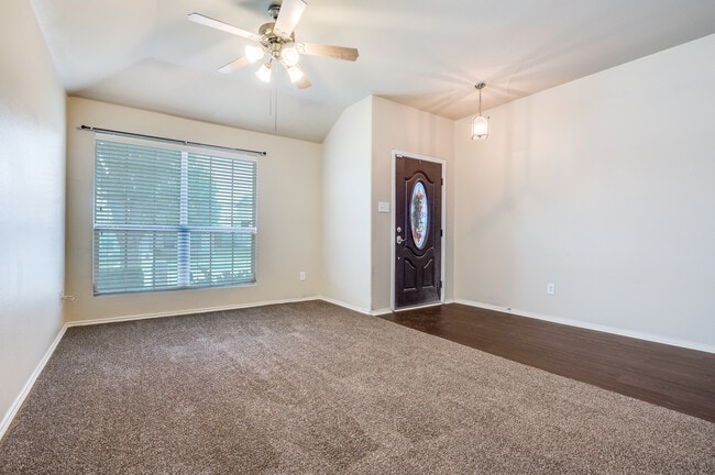 Building Photo - 805 Canyon Pl