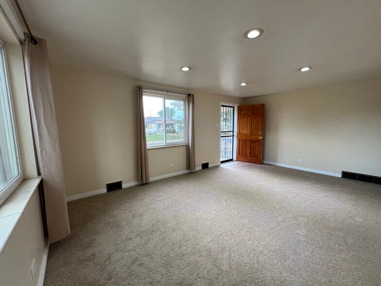 Building Photo - 1328 S Beach Ct