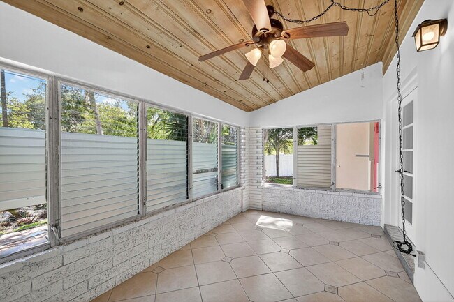 Building Photo - 5009 Spruce Ave