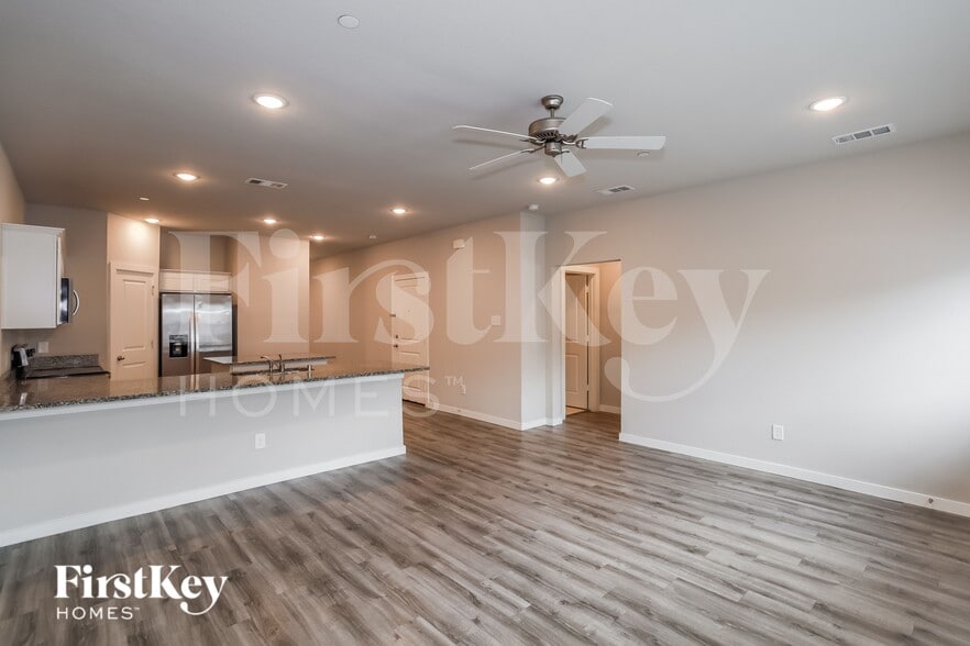 Building Photo - 613 Ava Trl