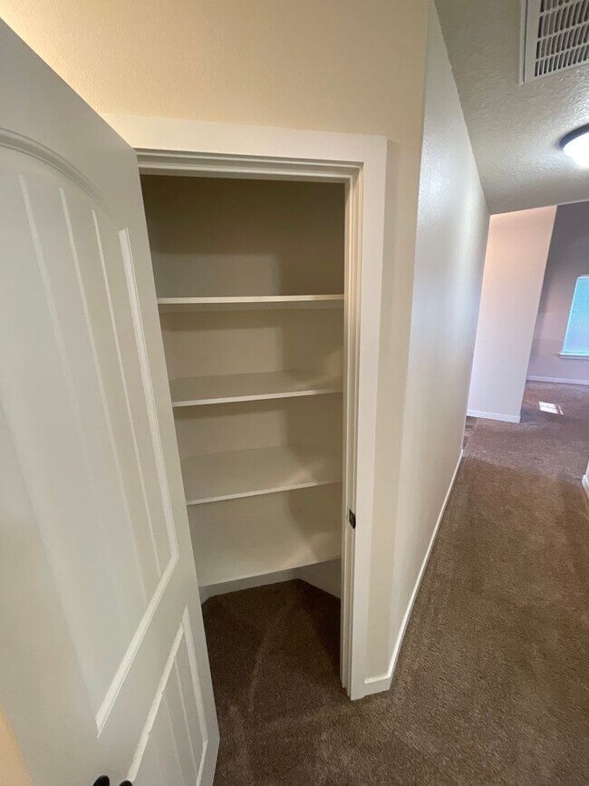 Building Photo - Dont miss out on this charming four bedroom home!