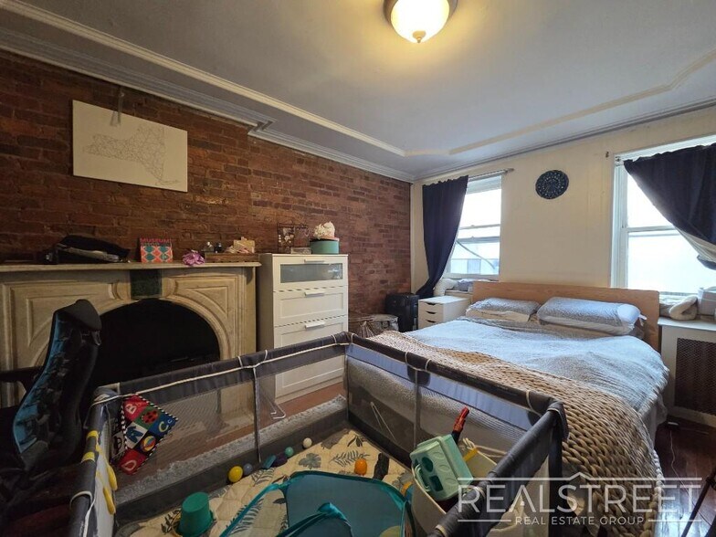 Building Photo - Huge Floor-Through 1 Bedroom with Private Backyard